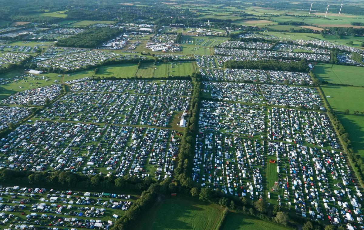 Wacken Open Air, Wacken | Okoli 4. ure je zagorelo v šotoru, v katerem so skladiščili trgovsko blago, je po poročanju nemške tiskovne agencije dpa sporočila tamkajšnja policija. Kljub hitremu ukrepanju gasilcev so se ognjeni zublji razširili na dve vozili in tri šotore v bližini. | Foto Profimedia