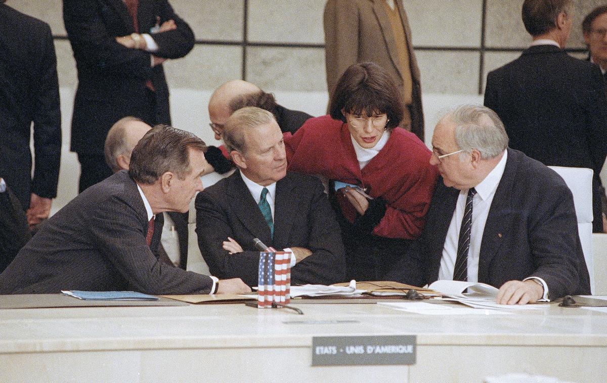 George Bush starejši, James Baker in Helmut Kohl | Nemčija in ZDA so bile na začetku glede osamosvajanja Slovenije na nasprotnih bregovih. Nemčija, ki jo je vodil krščanskodemokratski kancler Helmut Kohl (desno), je podpirala Slovenijo, ZDA, ki jim je predsedoval republikanec George Bush starejši (levo), pa so bile za ohranitev Jugoslavije. Med Kohlom in Bushem starejšim sedi takratni ameriški zunanji minister James Baker. | Foto Guliverimage