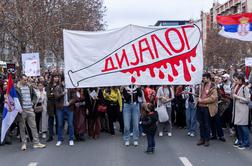 V Novem Sadu protest zaradi napada na študente: Pozivajo k dialogu, nato udarjajo z bejzbolskimi kiji #foto