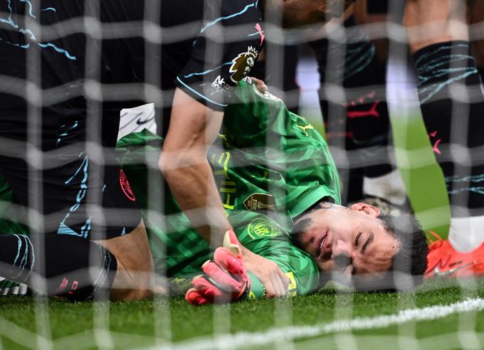 Ederson se je poškodoval v 63. minuti tekme. | Foto: Reuters