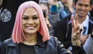 Britanska pevka Jessie J razkrila, da ima redko kronično bolezen #video