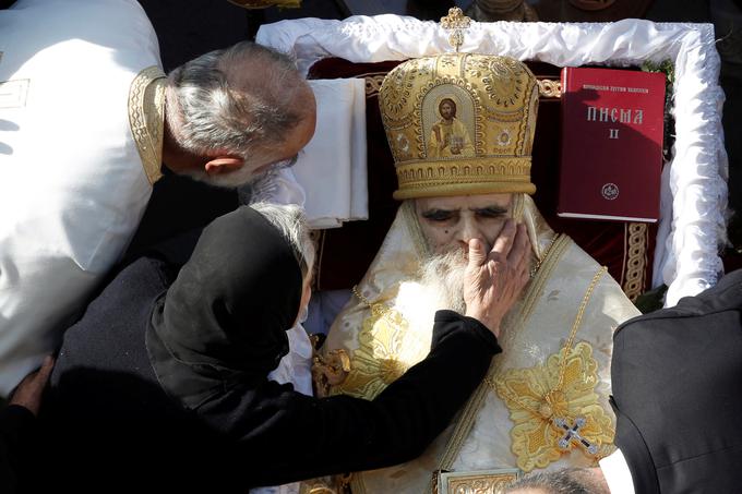 Ljudje so se trupla dotikali in ga poljubljali kljub opozorilom, da bi lahko bilo še kužno. | Foto: Reuters