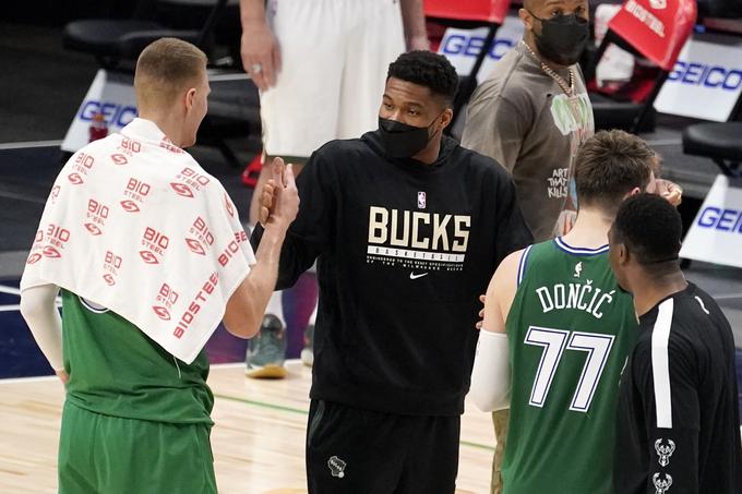 Grk Giannis Antetokounmpo, ki je zaradi poškodbe levega kolena izpustil še tretjo tekmo zapored, je po dvoboju čestital Dallasu za zmago.  | Foto: Guliverimage/Vladimir Fedorenko