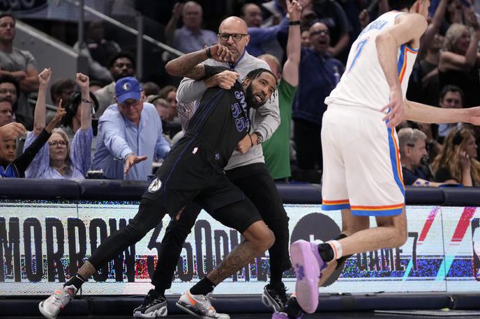 Dallas Mavericks Jason Kidd | Jason Kidd je takole pomagal na noge Derricku Jonesu Jr. po enem izmed ključnih košev v zaključku šeste tekme z Oklahomo City Thunder. | Foto Guliverimage