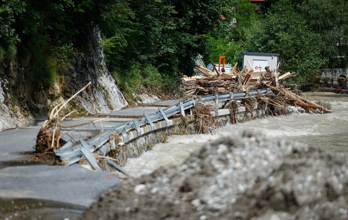 Črna na Koroškem, poplave | Nanosi iz brežin so na več odsekih zaprli glavno cesto Litija-Zagorje ter prenapolnili lovilno-podajne sisteme, ki preprečujejo zdrse oziroma nanose materiala iz brežin na cesto. Zaradi obremenjenosti lovilnih sistemov preko točke varnosti je cesta med Litijo in Zagorjem ob Savi zaprta za ves promet. | Foto STA