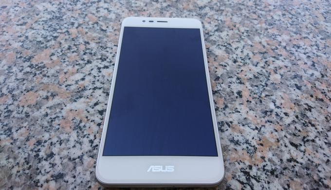 Cena za Asus ZenFone 3 Max v prodaji brez vezave pri operaterju je v Sloveniji okrog 200 evrov  –nekateri trgovci ga prodajajo malce ceneje, drugi malce dražje. Za podoben denar lahko sicer dobimo tudi zmogljivejše pametne telefone, ne pa tudi takšnih z boljšo baterijo. Na tem področju je ZenFone 3 v svojem cenovnem razredu kralj. | Foto: Matic Tomšič