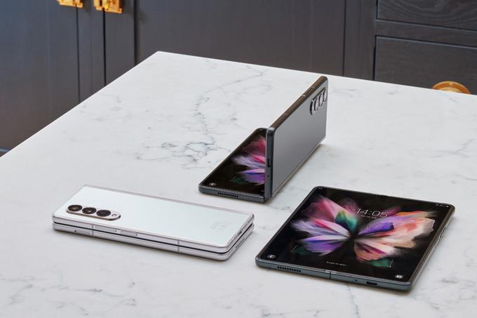 Srebrni pregibni telefon Samsung Galaxy Z Fold3, njegova prodajna cena je bila v času nakupa 1.799,99 evra, je najdražji izdelek, ki so ga prinesli Woltovi dostavljavci v Sloveniji. | Foto: 