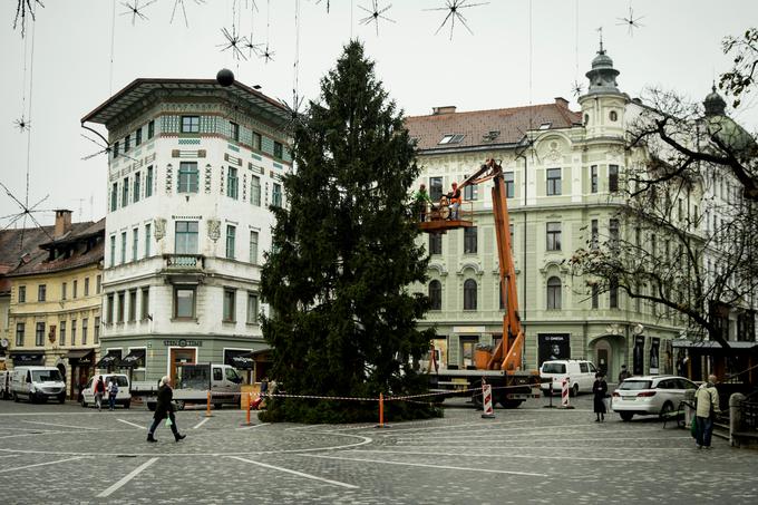 Nameščanje novoletnih lučk na Tromostovju | Foto: Ana Kovač