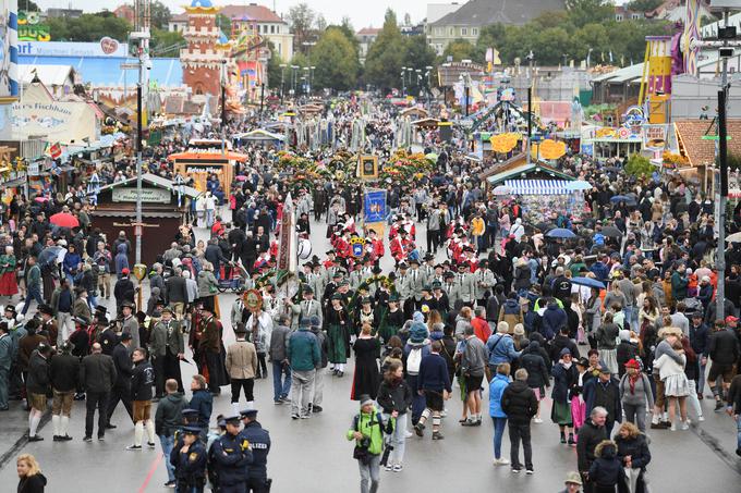 Slavni festival piva se je vrnil po daljšem premoru zaradi omejitev, ki jih je povzročila epidemija covid-19. Prireditve, ki bo trajala do 3. oktobra, se vsako leto udeleži okoli šest milijonov obiskovalcev. | Foto: Reuters