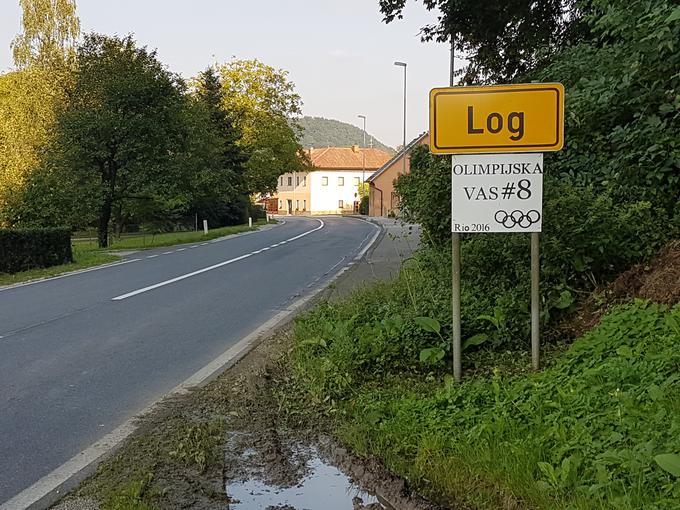 Ob nedavni vrnitvi z olimpijskih iger so krajani Loga pri Sevnici za Janca pripravili prisrčen sprejem. Že prej pa je kraj, kot je vidno na fotografiji, dobil prilagojeno ime | Foto: Jernej Povše