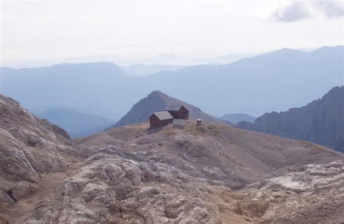 Iz doma Planika od severovzhoda proti vzhodu vidimo na obzorju Karavanke in Kamniške Alpe, pred njimi del gorenjske ravnine z Bledom in Radovljico, v ospredju pa greben nad dolino Krme z vrhovi od Debele peči do Draških vrhov. Proti jugu seže pogled do Snežnika, Kvarnerskega zaliva z otokoma Krk in Cres, Učke, Slavnika, Nanosa in Tržaškega zaliva s Trstom, spredaj pa vidimo Bohinjsko kotlino. Od juga proti zahodu se v bližini zvrstijo Mišeljska glava, Hribarice, Zelnarica in Kanjavec, zadaj pa se kaže vrh Krna. Proti zahodu zapirata pogled bližnja Rjavec in Šmarjetna glava, na severni strani planote pa se dviga južno ostenje Triglava. | Foto: Hribi.net