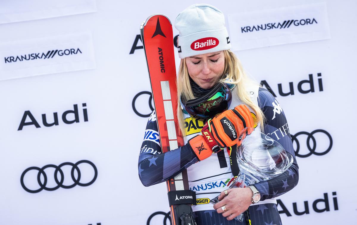 Zlata lisica Mikaela Shiffrin | Mikaela Shiffrin ob igranju ameriške himne vselej pomisli na pokojnega očeta. | Foto Vid Ponikvar/Sportida