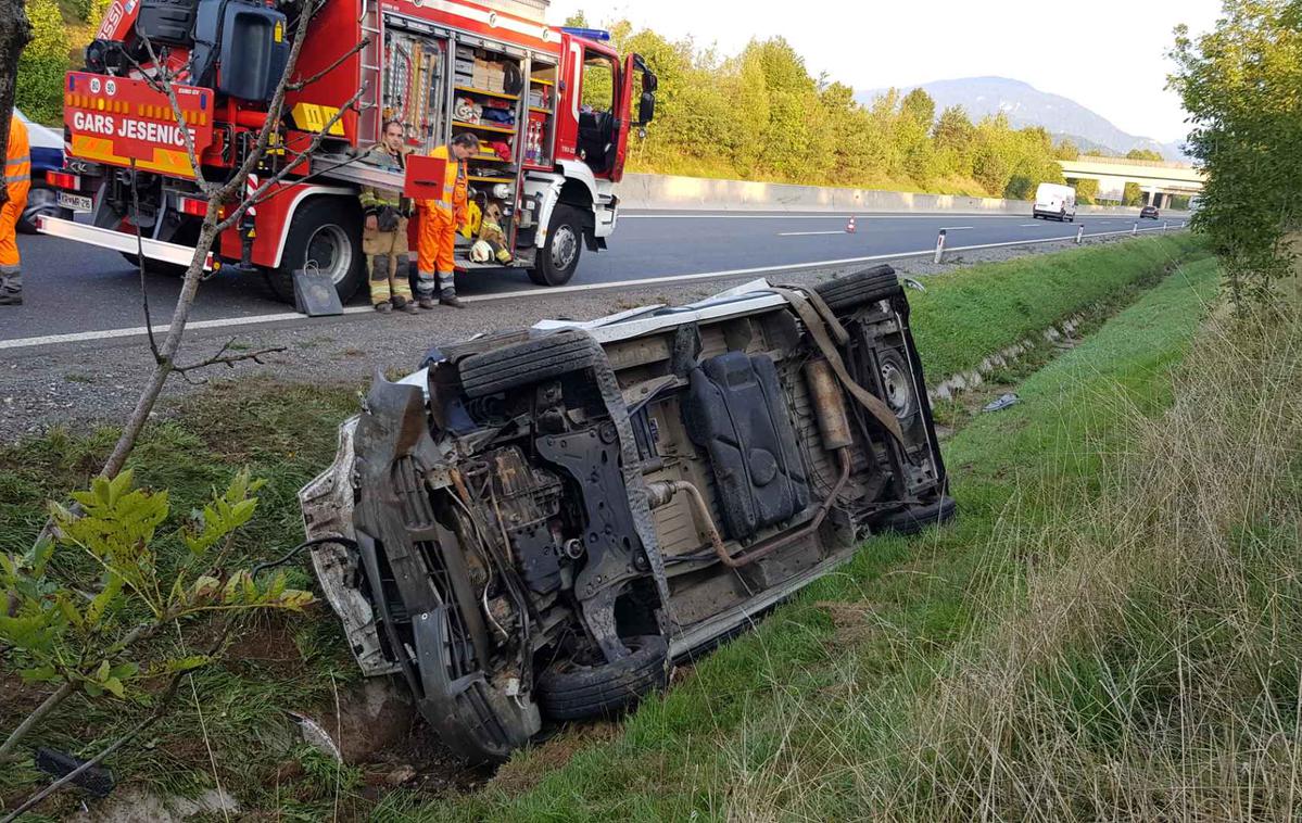 d | Na avtocesti pri Vrbi se je prevrnil kombi. | Foto policija