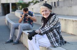 #MaleZmage: 92-letna gospa je eden od stotih obrazov Ljubljane, ki vas opazujejo na Krakovskem nasipu #foto