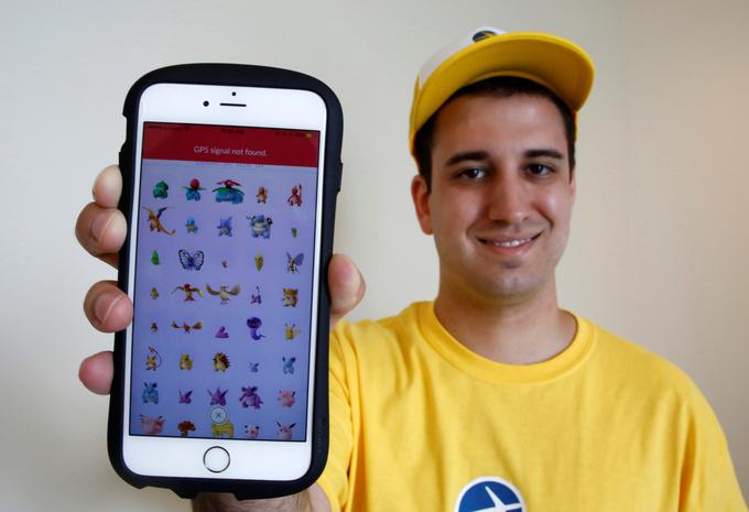 Za nameček igra z licenco Pokemon (Pokemoni so bitja, ki jih njihovi trenerji uporabljajo za gladiatorske boje) ne omogoča bojevanja med igralci, ki se srečajo na ulici. | Foto: 