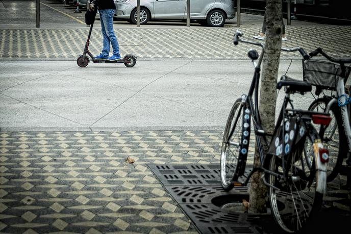 Skiro, električni skiro, skiroji | Policisti nadaljujejo zbiranje obvestil zaradi suma kaznivega dejanja in vodijo postopek o prekršku. O vseh ugotovitvah bodo obvestili pristojno državno tožilstvo, so še navedli na ljubljanski PU. | Foto Ana Kovač