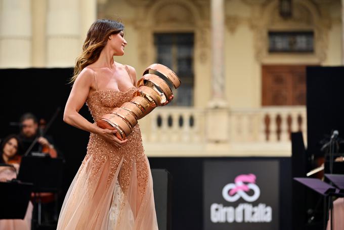 Zmagovalni pokal je na prizorišče včerajšnje predstavitve ekip prinesla voditeljica Barbara Pedrotti. | Foto: Guliverimage/Vladimir Fedorenko