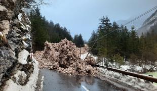 Nevarnost v Bovcu: snežni plazovi zaprli cesti, pristojni svarijo pred novimi #foto