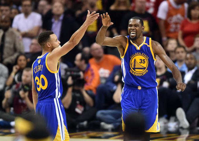 Soigralca Stephen Curry in Kevin Durant bosta skupaj zaigrala tudi na tekmi zvezdnikov. | Foto: Reuters