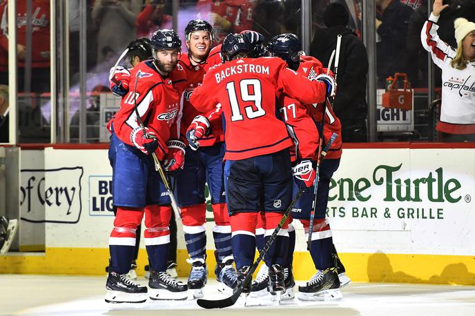 Washington Capitals | Hokejisti Washingtona so končali sedem tekem dolg niz porazov. V zadnji minuti rednega dela je za zmago zadel Jevgenij Kuznetsov. | Foto Reuters