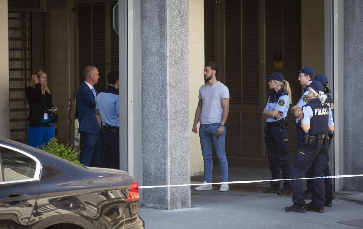 Policijski trak pred poslopjem vlade RS. | Foto Bojan Puhek