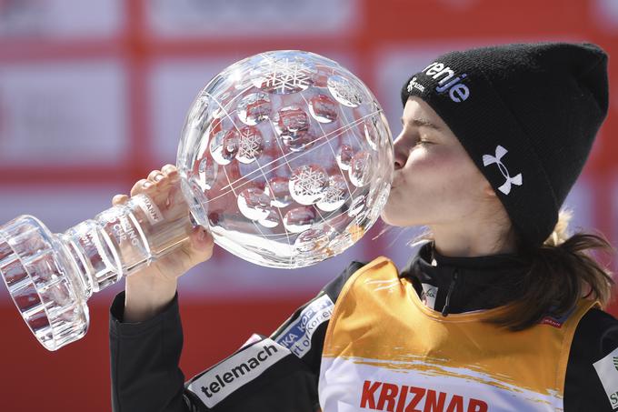 Nika Križnar je v zadnji sezoni spisala posebno poglavje. Osvojila je veliki kristalnih globus. Pred njo je to pri fantih uspelo Primožu Peterki dvakrat in Petru Prevcu enkrat.

 | Foto: Guliverimage/Vladimir Fedorenko