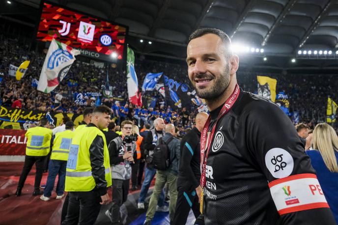 Samir Handanović | Samir Handanović je letos z Interjem že osvojil italijanski pokal. Takrat je branil v finalu in se 23. maja proti Fiorentini še kako izkazal. Bi lahko dočakal priložnost tudi 10. junija proti Manchester Cityju, ko se bo odločalo o evropskem prvaku? | Foto Guliverimage