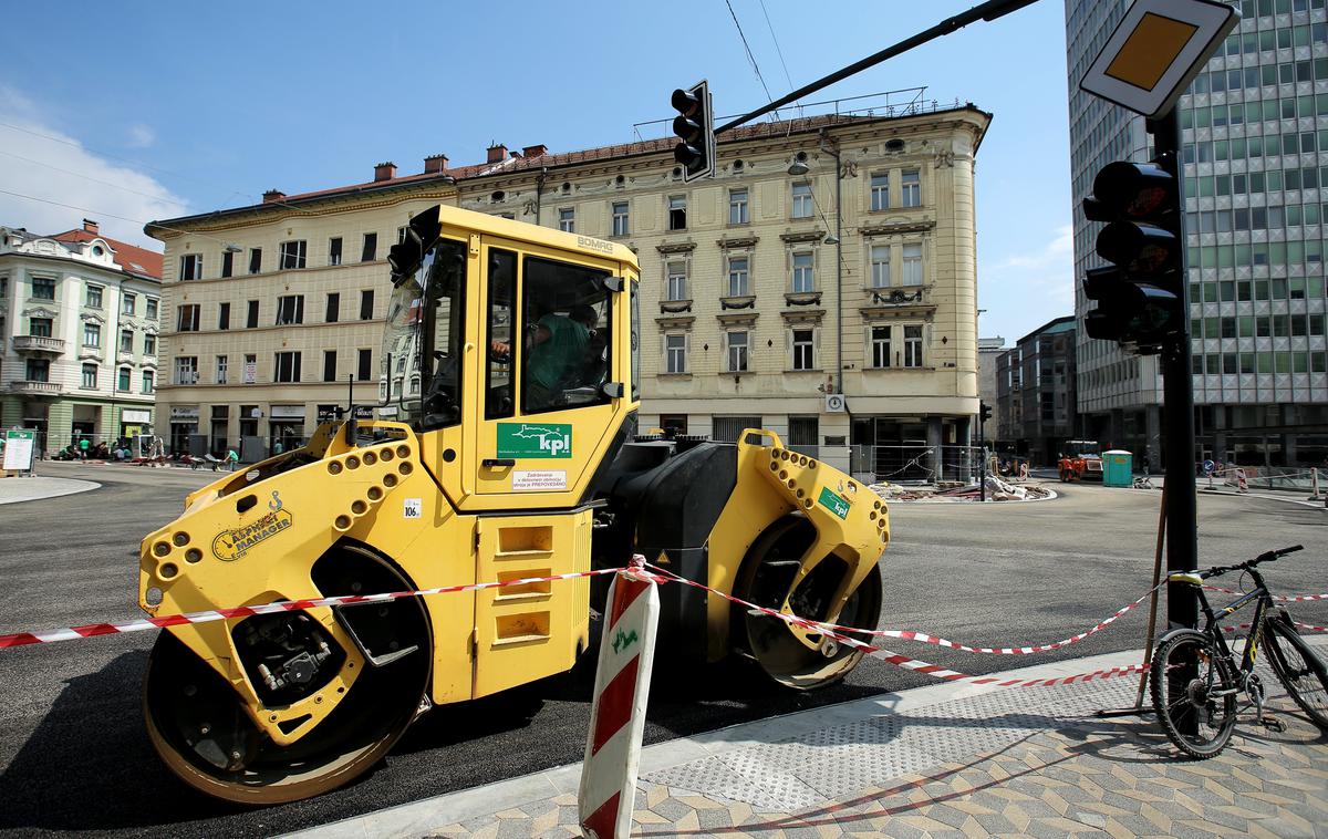 Asfaltiranje | Asfaltiranje je ena izmed volivcem zelo všečnih potez, ki daje tudi otipljive rezultate. | Foto STA