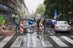 Varneje čez cesto: Na križišču Pražakove in Miklošičeve ulice v Ljubljani so delavci namestili žičnate panele