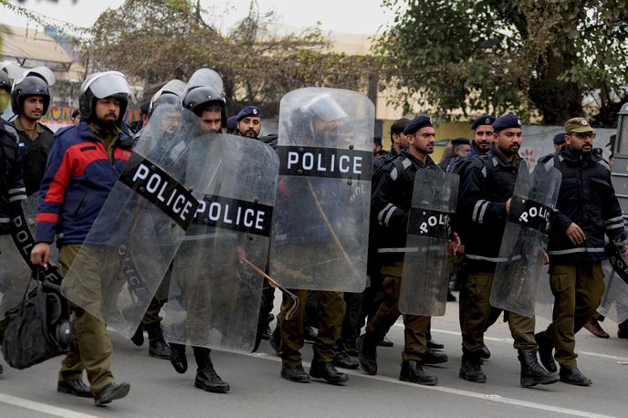 Pakistanska policija | Aretirali so ga nekaj tednov po tem, ko so islamski aktivisti požgali cerkve in hiše v krščanski četrti v osrednjem Pakistanu. | Foto Shutterstock