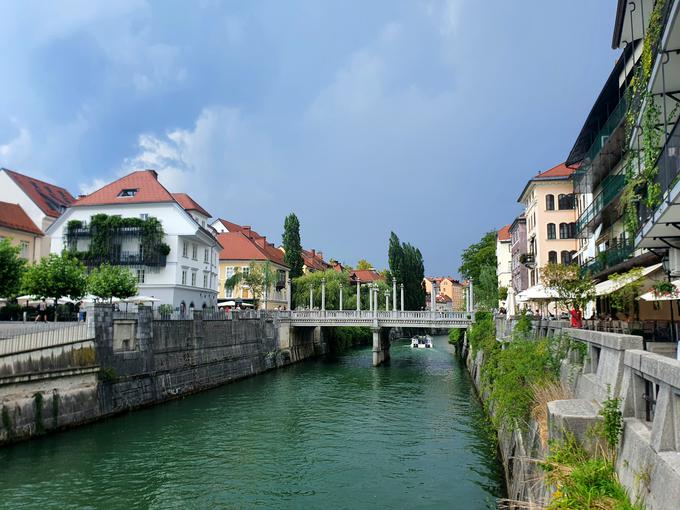 Nevihtno dogajanje se bo danes popoldne najprej začelo v hribovitih krajih na zahodu in jugu države. Kasneje lahko kakšna nevihta nastane tudi v severnem in vzhodnem delu Slovenije. Na fotografiji nevihtni oblaki nad Ljubljano. | Foto: David Florjančič