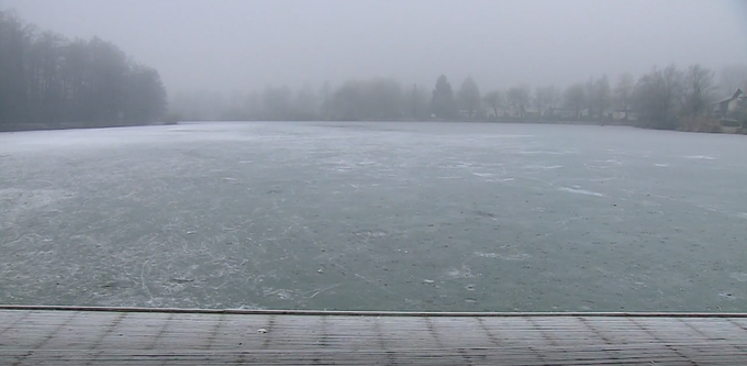 Za hojo mora biti led debel vsaj sedem centimetrov, a tudi ta debelina še ne pomeni nobenega jamstva za varnost. | Foto: Planet TV