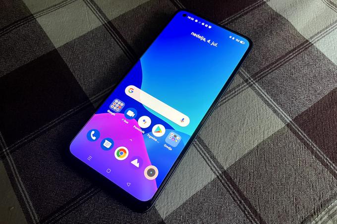 Zaslon realme 8 Pro je lahko zelo svetel ali pa zelo temen. Ne dosega sicer ravni premijskih Samsungov, toda za manj zahtevnega uporabnika, ki ni vajen zaslonov tipa AMOLED, bo izkušnja več kot odlična. | Foto: Matic Tomšič