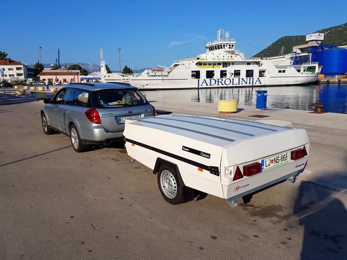 Ker je taka prikolica lahka, če jo do konca naložite s kamp opremo in kolesi, bo tehtala največ 500 kilogramov, nam je uspelo s poškodovano sklopko z njo prevoziti 503 kilometre. Poraba goriva pa je bila praktično zanemarljivo večja, dober deciliter več na 100 kilometrov. Na tisoč kilometrov dolgi poti smo torej porabili liter goriva več.  | Foto: Klemen Korenjak