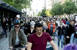 Na protestih v Ljubljani pridržali enega od protestnikov #foto #video