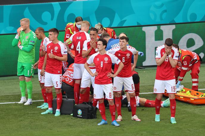 Danska Finska | Na stadionu Parken je bil svet priča mučnim prizorom. Zdravniki so se borili za življenje Christiana Eriksena. | Foto Reuters