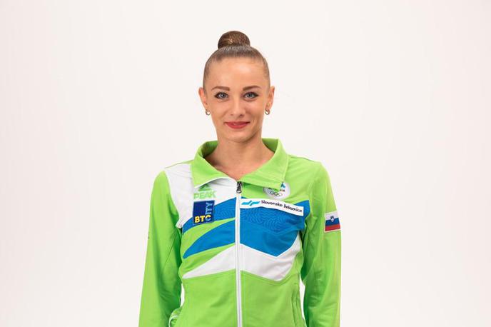 Jekatarina Vedenejeva | Jekatarina Vedenejeva je 24-letna ritmična telovadka iz Irkutska v Sibiriji, ki je lansko poletje postala slovenska državljanka. S slovenskim grbom na dresu je prejšnji mesec na tekmi svetovnega pokala v Taškentu osvojila bronasto odličje v vaji s trakom, kar je daleč največji uspeh slovenske ritmične gimnastike.  | Foto osebni arhiv