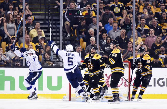 Takole se je Dan Girardi razveselil zmagovitega zadetka, po katerem je Tampa Bay le še zmago oddaljena od napredovanja v konferenčni finale. | Foto: Reuters