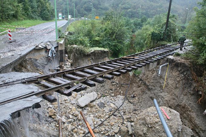 Na cesti iz Zagorja proti Izlakam je voda odnesla podlago železniške proge. | Foto: 