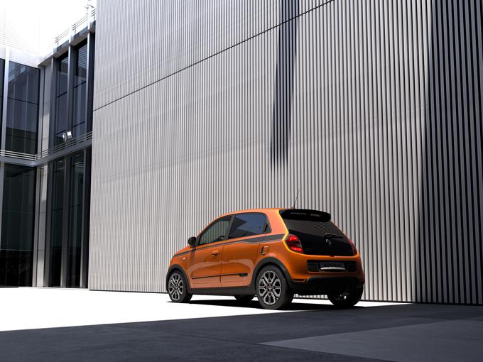 Twingo GT je na voljo v štirih karoserijskih barvah: novi oranžni (Orange Piment), lunino sivi (Gris Lunaire), globinsko črni (Noir Profond) in ledeniško beli (Blanc Glacier). Za poudarek športnosti je notranjost ozaljšana z oranžnimi detajli, pragova vrat imata oblogo z napisom Renault Sport, stopalke so iz aluminija, glava prestavne ročice pa iz zlitine zamak. | Foto: Renault