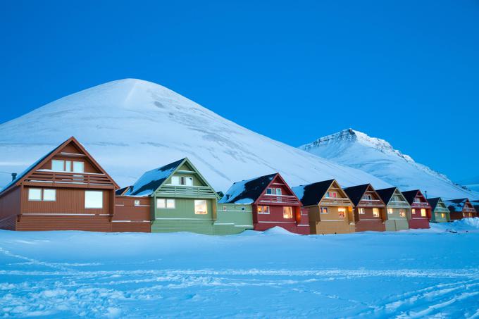 Največje naselje na Svalbardu je Longyearbyen, v katerem živi več kot tisoč ljudi. Na fotografiji: hiše v delu naselja Longyearbyen. Prebivalci naselja si želijo več norveške vojaške prisotnosti. | Foto: Guliverimage