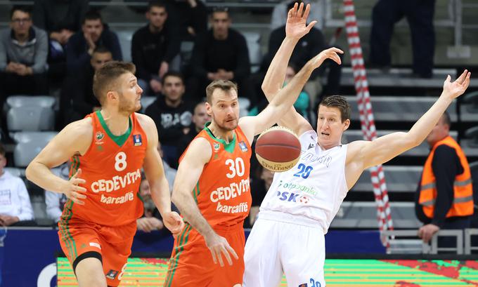 Cedevita Olimpija je s tem porazom zdrsnila pod 50-odstotno učinkovitost na mednarodnem prizorišču. V evropskem pokalu je na petnajstih tekmah zabeležila le tri zmage, v ligi Aba pa je zdaj pri izkupičku 14-6, skupno torej 17-18. Štiri zmage imajo Ljubljančani v pokalu Spar ter enega v slovenskem superpokalu. | Foto: KK Zadar/Zvonko Kucelin