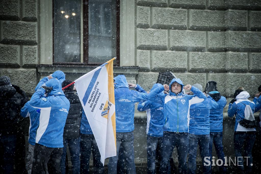 protest policistov pred vlado