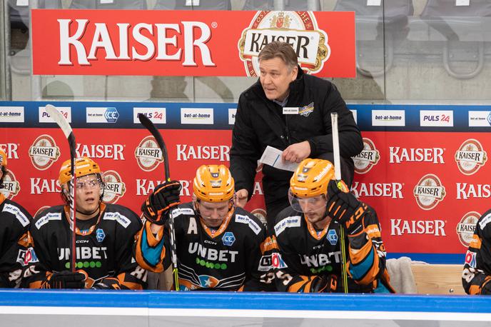 Black Wings Linz HK Olimpija | Olimpija je na gostovanju v Linzu, pri katerem je na trenerski klopi debitiral lanski trener Ljubljančanov Raimo Summanen, izgubila z 1:5. | Foto BWL/Reinhard Eisenbauer