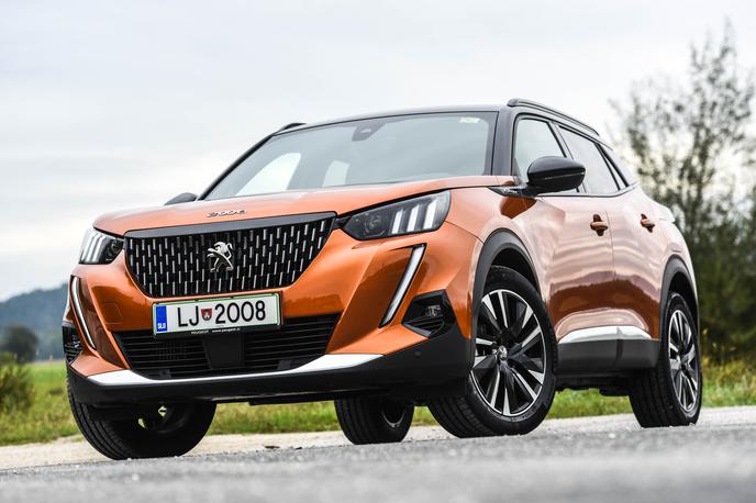 Peugeot 2008 | Paket GT-Line prinaša črne kontrastne dodatke, žarometi LED pa dopolnijo videz sprednjega dela s tremi svetlobnimi "kremplji". | Foto Gašper Pirman