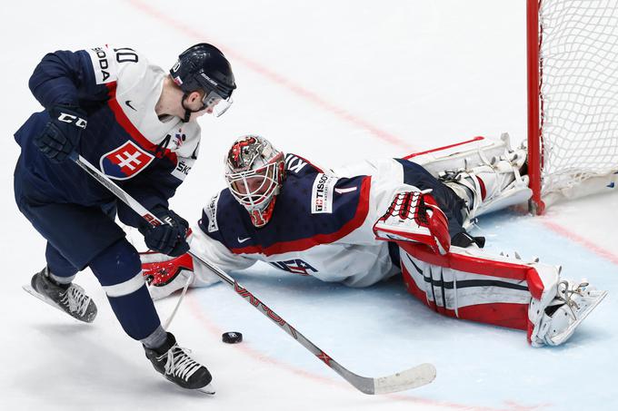 Američani so si na tekmi s Slovaki kljub porazu v podaljšku zagotovili zadnjo četrtfinalno vstopnico skupine B, v kateri so zasedli četrto mesto, Slovaki pa so se poslovili od prvenstva. | Foto: Reuters