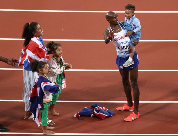 Farah je zmago proslavil z družino, ki se mu je pridružila na stezi, saj je bila to zadnja disciplina večera. | Foto: Reuters