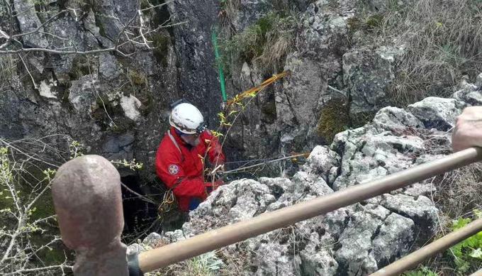 Na terenu so policisti, pripadniki številnih reševalnih služb in tudi državljani.  | Foto: Ministrstvo za notranje zadeve Srbije