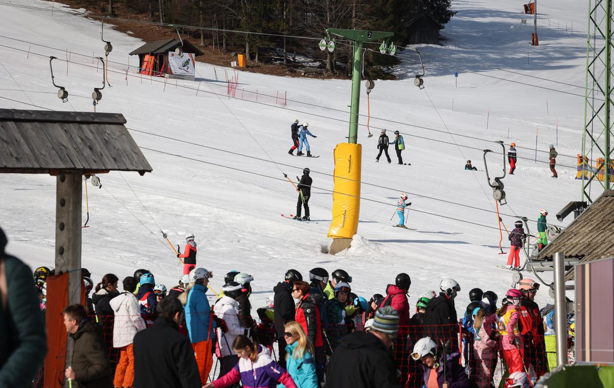 Smučišče Kranjska Gora | V enem dnevu zabeležili več nesreč.  | Foto STA