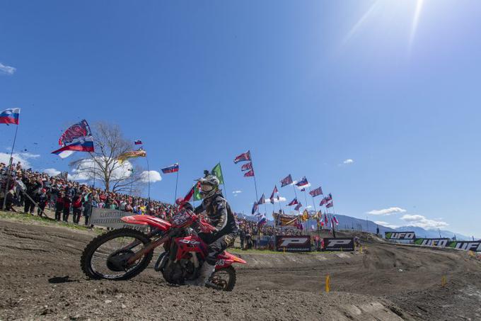 Tim v slovenskem zavoju. V Arco je prišlo več tisoč slovenskih navijačev. | Foto: Honda Racing/ShotbyBavo